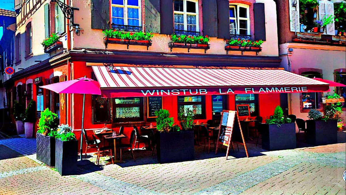 Façade avec terrasse et parasol