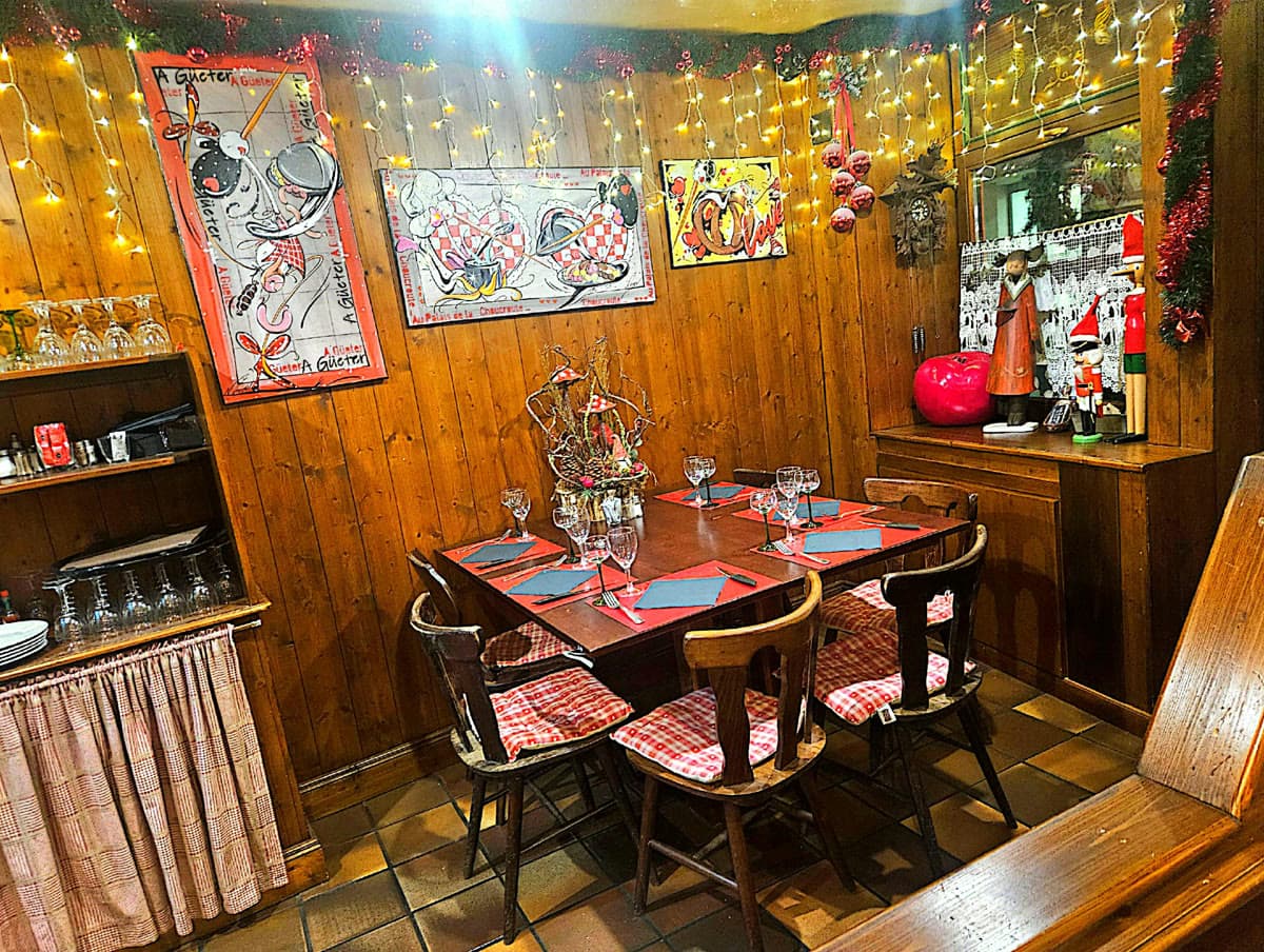 Salle avec tableaux et guirlandes
